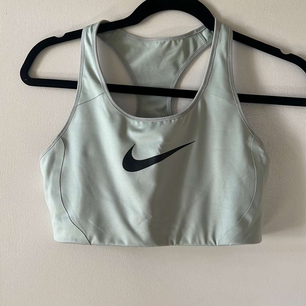 Nike training bra, light green color. Size L. Perfect condition.